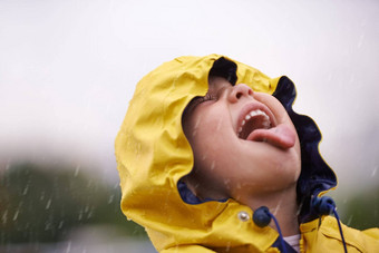 女孩孩子头像雨玩大喊大叫幸福自然户外冬天女孩子雨衣好玩的水开放口味道冒险自由童年