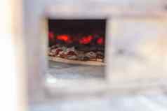 烹饪真正的披萨砖烤箱木火燃烧