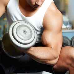 手臂肌肉哑铃锻炼男人。二头肌锻炼健身房健身例程培训健身发展健康健康强度健美运动员人工作举重