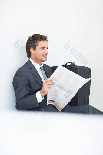 成熟的业务男人。阅读报纸成熟的业务男人。坐着墙阅读报纸