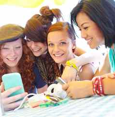 青少年技术集团青少年女孩笑智能手机屏幕