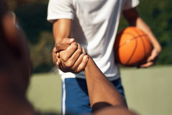 尊重游戏尊重球员特写镜头拍摄运动年轻的但摇晃手篮球法院