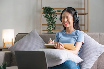 亚洲女孩学生在线学习类研究在线视频调用变焦老师快乐亚洲女孩学习英语语言在线电脑移动PC