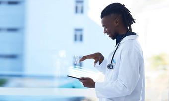 技术医生模型平板电脑全息图未来主义的虚拟医疗信息医院黑色的男人。健康护理非洲网络咨询数据健康幸福