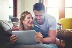购物在线更容易应用程序年轻的夫妇在线购物数字平板电脑
