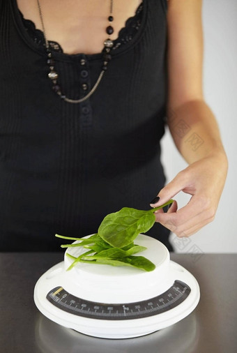 手规模菠菜厨房饮食食物吃障碍叶子餐计划女人精神健康蔬菜叶失去重量厌食症贪食症饥饿的首页