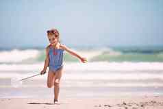 出生海滩女孩运行海滩
