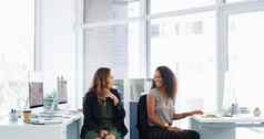成功的业务繁荣团队合作年轻的女商人聊天桌子现代办公室