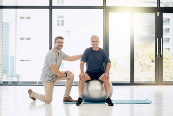 使进步舒适的速度有爱心的理疗师帮助成熟的病人瑜伽球<strong>康复中心</strong>