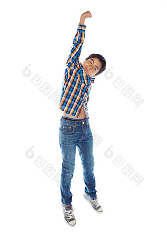成长工作室拍摄年轻的男孩跳快乐白色背景