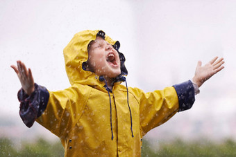 女孩玩户外尖叫雨自然兴奋冬天时尚女孩子雨衣好玩的水开放手幸福冒险自由童年