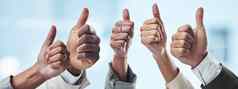 手人拇指好工作成功协作协议目标手集团显示拇指表情符号赢得支持信任团队合作团结
