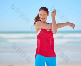 伸展运动运行<strong>音乐</strong>女人海滩有氧运动慢跑健身耐力目标<strong>培训</strong>耐力温暖的跑步者听耳机海岸线能源体育