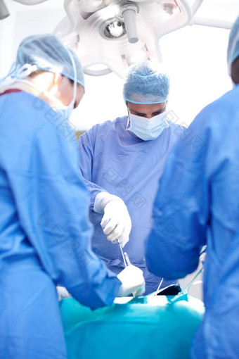 外科手术操作医疗团队执行手术操作剧院