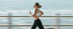 女人健身速度运行海滩模型锻炼锻炼有氧运动例程活跃的女跑步者快运行冲刺比赛海洋海岸健康的锻炼健康