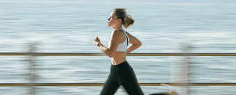 女人健身速度运行海滩模型锻炼锻炼有氧运动例程活跃的女跑步者快运行<strong>冲刺</strong>比赛海洋海岸健康的锻炼健康