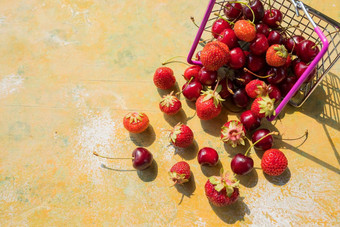 新鲜的红色的<strong>水果</strong>浆果超市车托盘<strong>黄</strong>色的背景复制空间美味的樱<strong>桃</strong>草莓混合购物车金属篮子有创意的有机食物概念