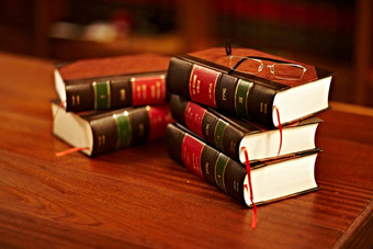 法律书眼镜律师研究教科书学生图书馆人正义知识法官书调查律师工作存档大学法律部门