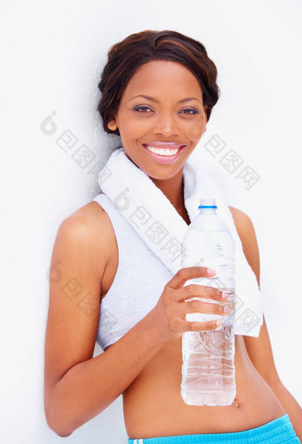 饮料水微笑年轻的非洲gymwear毛巾脖子喝水
