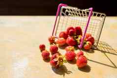新鲜的红色的水果浆果超市车托盘黄色的背景复制空间美味的樱桃草莓混合购物车金属篮子有创意的有机食物概念