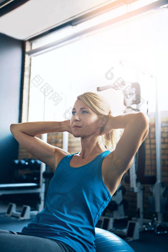 疼痛临时适合<strong>传奇</strong>运动女人仰卧起坐健身房