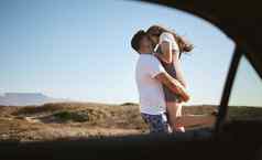 吻爱夫妇路旅行车自然加州夏天年轻的男人。女人接吻旅行假期运输农村冒险