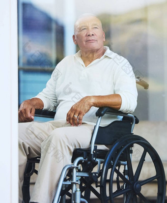 退休窗口上了年纪的男人。轮椅思考生活奢侈品葡萄牙护理首页房地产村高级护理残疾家庭护理禁用人支持