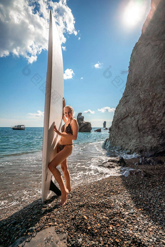 女人黑色的比基尼肉豆蔻海肖像快乐女孩背景冲浪板海阳光明媚的夏天一天
