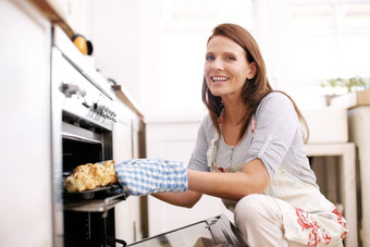 完美的批处理烤饼肖像成熟的女人采取烤饼烤箱