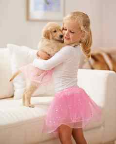 金寻回犬拥抱孩子快乐爱护理发展可爱的女孩孩子动物小狗宠物图图玩衣服朋友首页沙发幸福信任