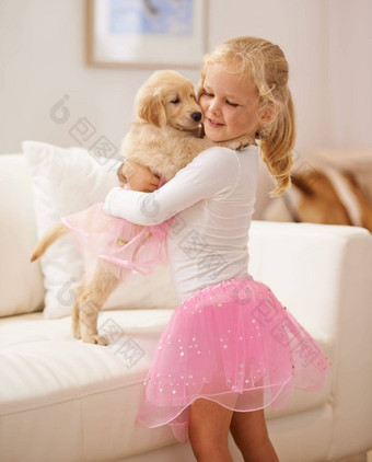 金寻回犬拥抱孩子快乐<strong>爱护</strong>理发展可爱的女孩孩子动物小狗宠物图图玩衣服朋友首页沙发幸福信任