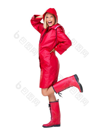 <strong>冬</strong>天红色的雨衣肖像女人白色背景微笑内容快乐心态<strong>时尚</strong>天气孤立的完整的身体女孩风格<strong>时尚</strong>的有创意的衣服工作室