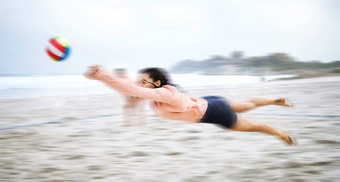 海滩排球潜水体育女人玩游戏培训锻炼夏天团队健身潜水行动活跃的女孩沙子有趣的有<strong>竞争力</strong>的匹配为什么paulo巴西