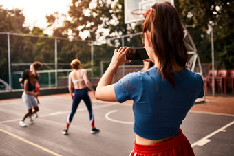 拍摄<strong>游戏</strong>反馈认不出来女运动员站拍摄团队手机<strong>篮球游戏</strong>
