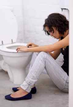 浴室生病的女人地板上痛苦厌食症抑郁症焦虑压力厕所。。。女身体变形贪食症吃障碍恶心想吐精神健康问题