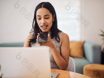 发送的声音笔记快速方法沟通年轻的女商人会说话的手机移动PC办公室