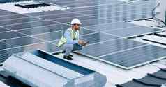 工程师承包商测量太阳能面板屋顶建筑工程技术员电工安装替代清洁能源设备持有平板电脑记录测量