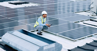 工程师承包商测量太阳能面板屋顶建筑工程技术员电工安装替代清洁能源设备持有平板<strong>电脑</strong>记录测量