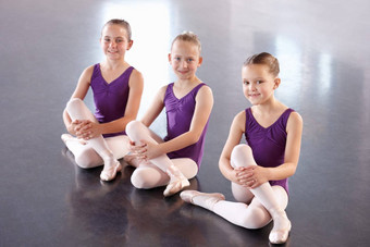 芭蕾舞 演员使快乐年轻的芭蕾舞 演员坐着芭蕾舞工作室