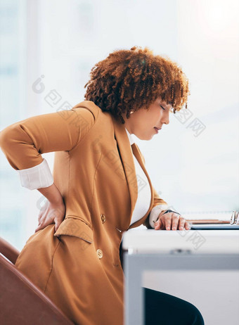 回来疼痛受伤黑色的女人办公室桌子上脊柱问题背痛<strong>肌肉</strong>张力压力医疗紧急女工人<strong>按摩</strong>身体事故联合应变压力