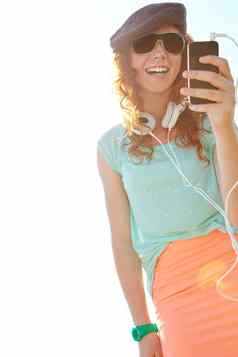 萨默斯配乐红发的青少年女孩选择播放列表智能手机站