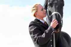 马体育运动女人马术培训竞争地面蓝色的天空户外太阳女竞争对手显示马稳定的骑手运动员动物模型自然