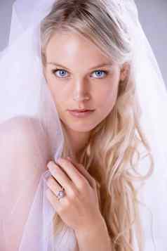 肖像美丽的新娘婚礼衣服女人花边面纱新婚钻石环手指脸新娘礼服化妆发型珠宝婚姻庆祝活动