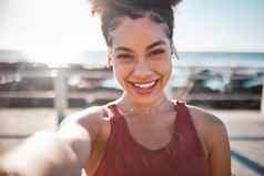 健身黑色的女人肖像微笑自拍视频博客配置文件图片海滩运行锻炼快乐非洲美国女跑步者微笑社会媒体内存帖子海洋海岸