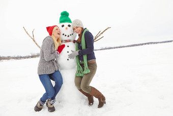 不能<strong>抵制</strong>崎岖的魅力年轻的女人有趣的雪人