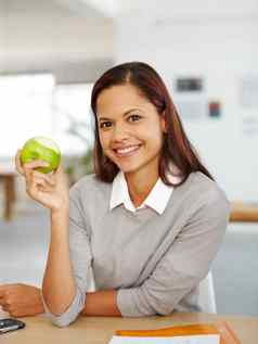 肖像女人苹果午餐办公室健康的食物营养健康有机水果维生素业务女人放松桌子上微笑幸福动机早餐工作