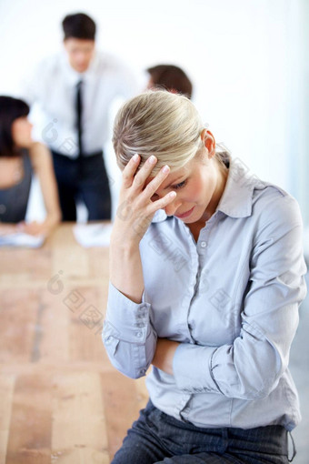 业务压力女人头疼倦怠焦虑的最后期限时间表项目女人员工顾问偏头痛焦虑过度劳累办公室