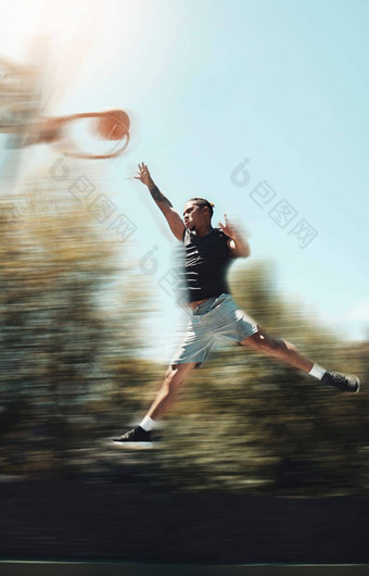 篮球体育目标男人。跳公园法院培训健身健康锻炼能源行动锻炼运动员玩游戏竞争健康赢得