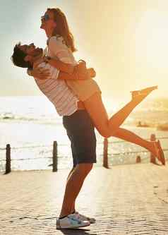 快乐夏季浪漫快乐年轻的夫妇拥抱萨默斯一天在户外