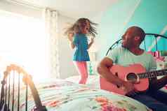 分享爱音乐快乐的女孩跳床上首页父亲戏剧吉他